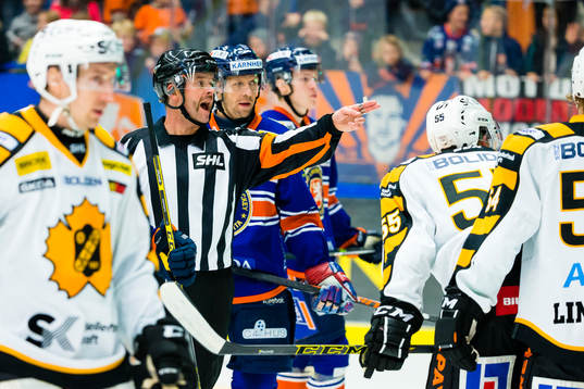 Domare Patrik Sjöberg pekar när gruff uppstår