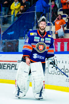 Växjös målvakt Cristopher Nihlstorp blir firad av