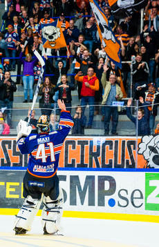 Växjös målvakt Cristopher Nihlstorp blir firad av