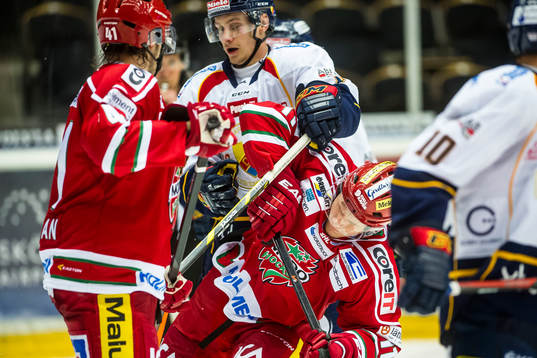 Modos Simon Önerud blir nedtryckt av en Djurgårdens