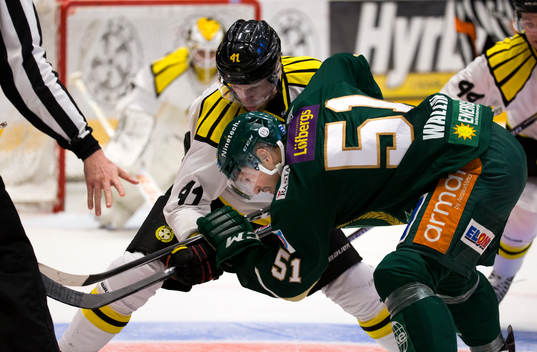 Brynäs Greg Scott och Färjestads Rickard Wallin tekar