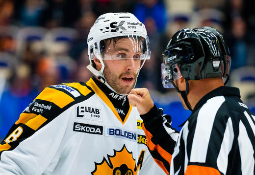 Skellefteås Pontus Petterström pratar med Domare Sören