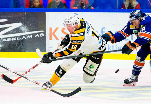 Skellefteås Adam Pettersson jagas av Växjös Rhett