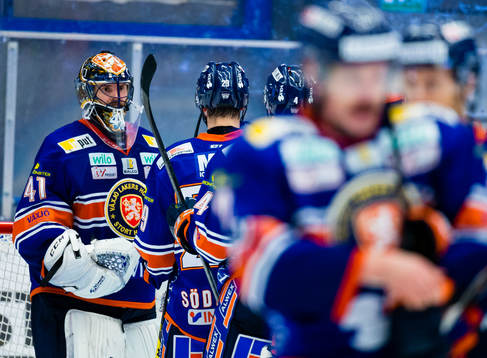 Växjös målvakt Cristopher Nihlstorp blir firad