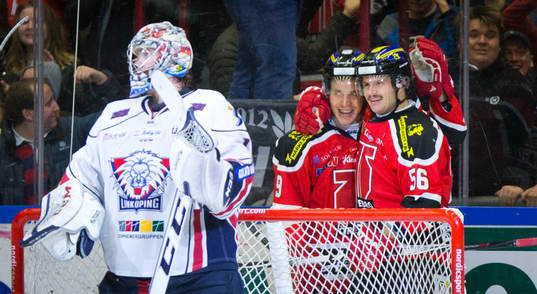 Örebros Joonas Jalvanti gör 3-2 och jublar med Johan