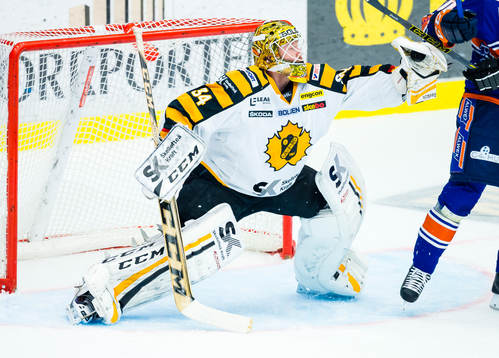 Skellefteås målvakt Erik Hanses fångar en puck i