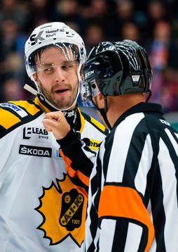 Skellefteås Pontus Petterström pratar med Domare Sören