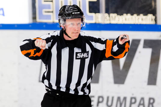 Domaren Mikael Holm gör tecknet för crosschecking
