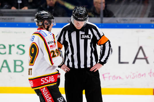 Luleås Chris Abbott i samtal med domaren Mikael Holm