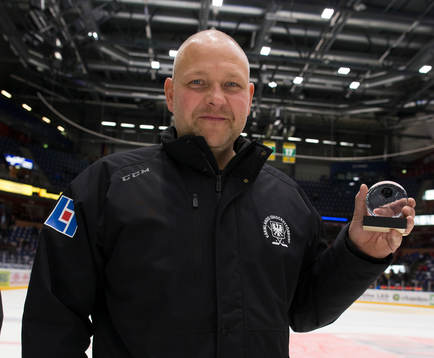 TV-Puckens tränare Jerry Lindgren med pokalen