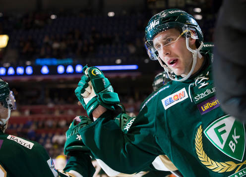 Färjestads Per Åslund firar Färjestads Joakim Nygårds