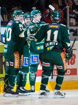 Färjestads Milan Gulas gör 3-2 och firar