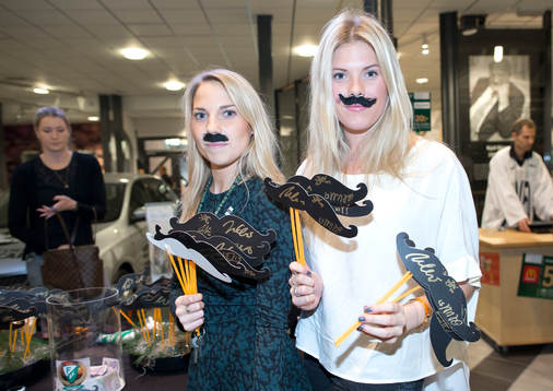 Mustascher säljes i foajén innan ishockeymatchen i SHL