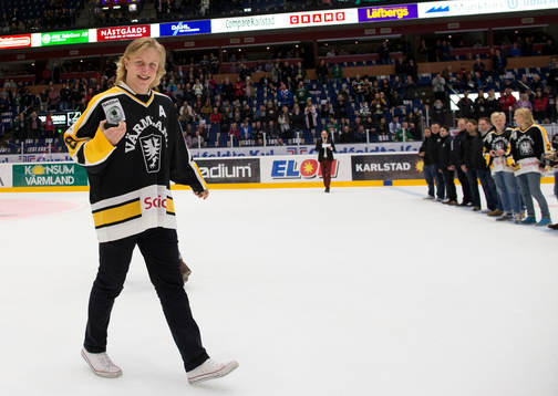Värmlands tv-pucks Fabian Zetterlund tar emot pokal