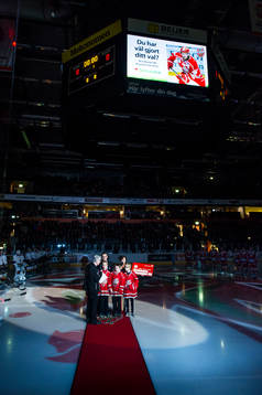 Svenska Spel delade ut ett kreditkort innan Ishockeymatchen