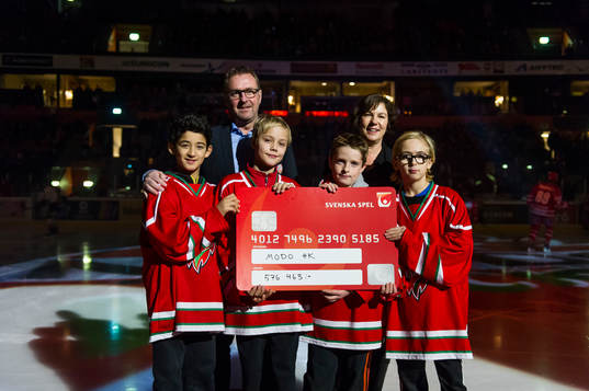 Svenska Spel delade ut ett kreditkort innan Ishockeymatchen
