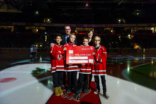 Svenska Spel delade ut ett kreditkort innan Ishockeymatchen