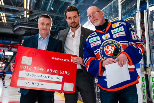 Växjös Stefan Bild (v) och P-O Bengtsson (h) tar emot ett