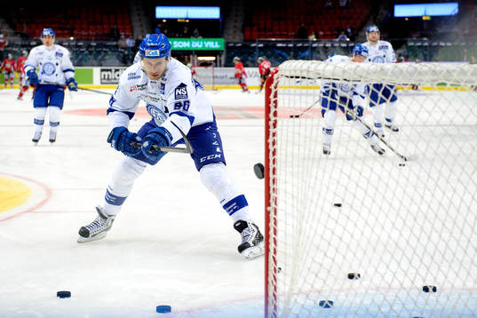 Leksands Fabian Brunnström värmer upp innan