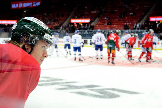 Frölundas Anton Axelsson värmer upp innan ishockeymatchen