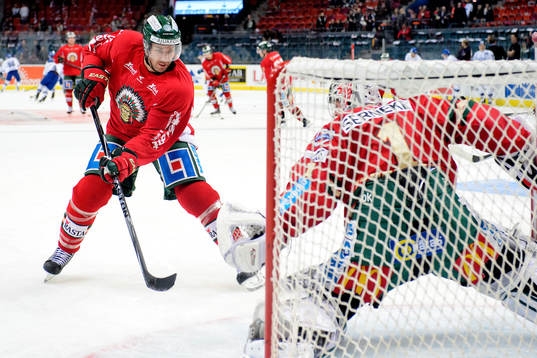 Frölundas Joel Lundqvist värmer upp innan ishockeymatchen
