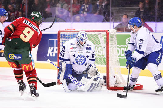 Frölundas Max Görtz sjuder mot Leksands målvakt Oscar