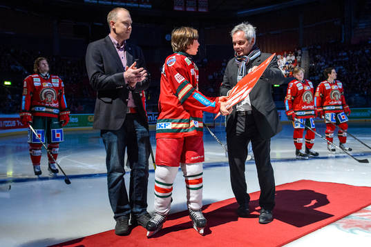 Svenska Spels Jaak Murro (h) lämnar över en check till