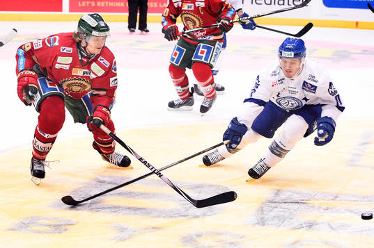 Frölundas Max Görtz och Leksands Brian Connelly i kamp om