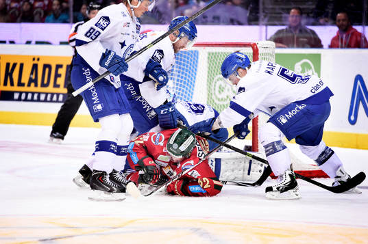 Frölundas Artturi Lehkonen tacklas framför Leksands