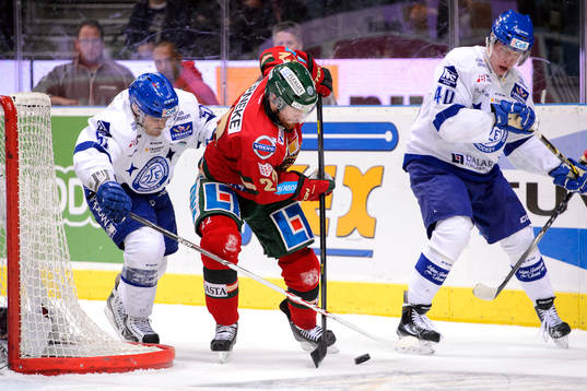 Frölundas Robin Figren (m) jagas av Leksands Kevin Kapstad