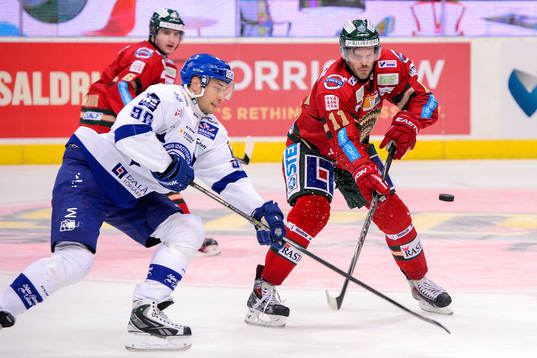 Leksands Fabian Brunnström i kamp om pucken med Frölundas