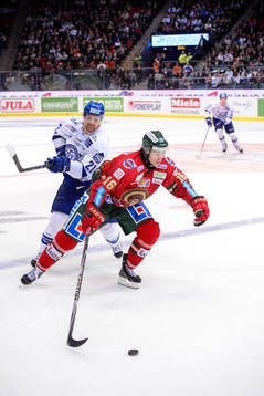 Leksands Mattias Ritola jagar Frölundas Anton Axelsson