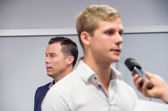Sportchef Daniel Andersson tittar fram bakom Erik Andersson