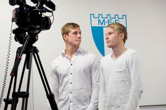 Erik Andersson och Oscar Lewicki väntar på att