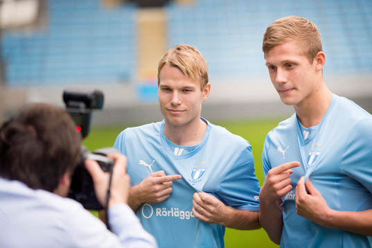 Erik Andersson och Oscar Lewicki fotograferas