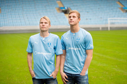 Erik Andersson och Oscar Lewicki fotograferas