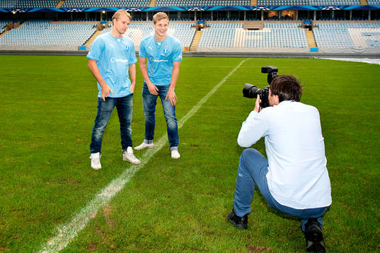 Oscar Lewicki och Erik Andersson fotograferas