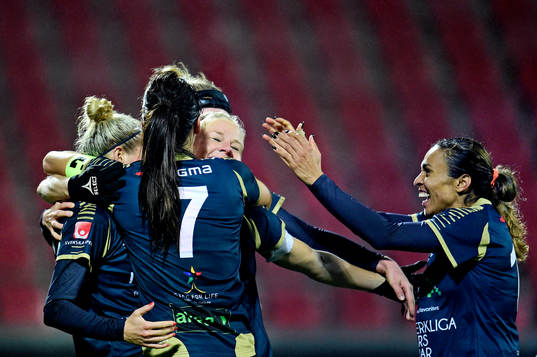 Rosengårds Katrin Schmidt kramas om av bl.a Marta Viera Da