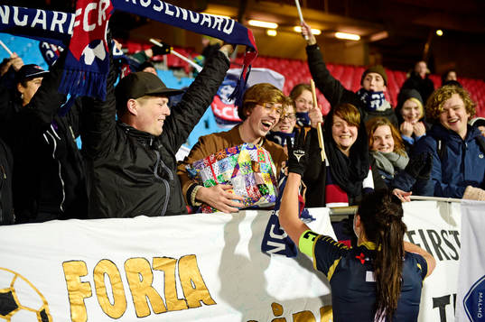 En supporter i publiken får en trumma av Rosengårds Sara