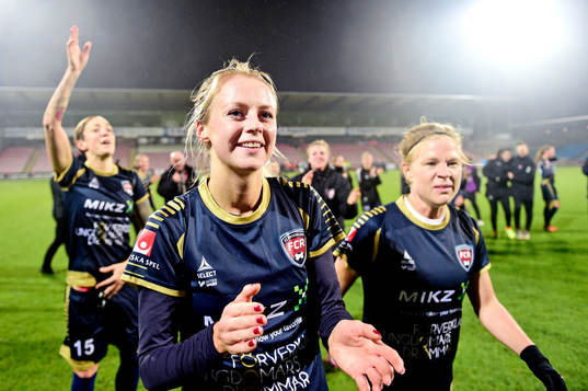 Rosengårds Amanda Ilestedt och Katrin Schmidt firar