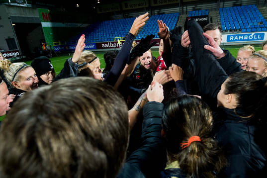 Rosengårds spelare med Amanda Ilestedt (m) jublar