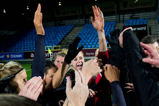Rosengårds spelare med Amanda Ilestedt (m) jublar