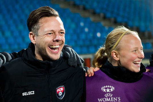 Rosengårds tränare Markus Tilly skrattar