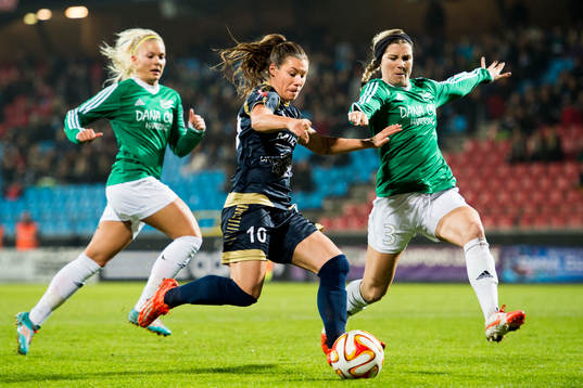 Rosengårds Ramona Bachmann mellan Fortuna Hjørrings Line
