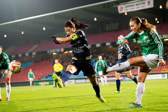Fortuna Hjørrings Florentina Olar skjuter undan bollen
