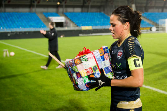 Rosengårds Sara Björk Gunnarsdottir lämnar över en
