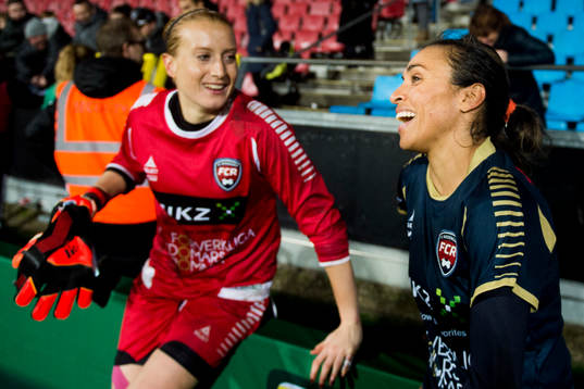Rosengårds målvakt Kathrin Längert och Marta Viera Da