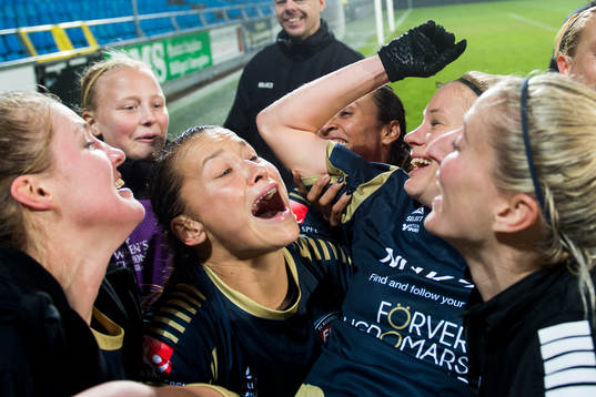 Rosengårds Alexandra Riley och Katrin Schmidt jublar