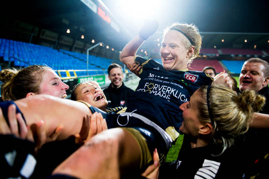 Rosengårds spelare höjer Katrin Schmidt