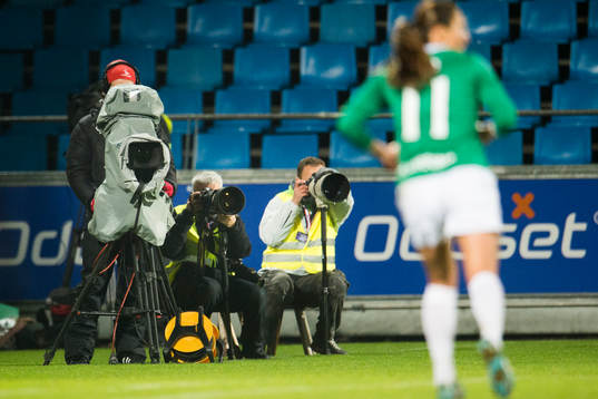 TV och stillbilds fotografer bevakar fotbollsmatchen i